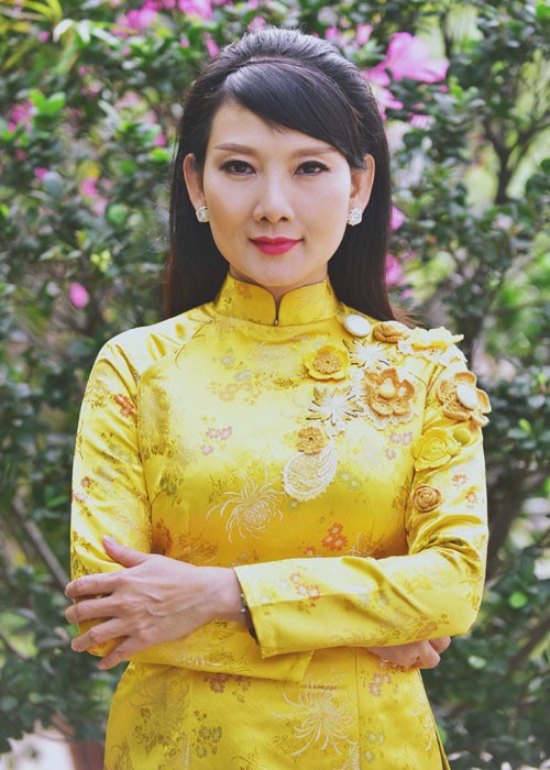 NSUT My Uyen thuot tha ao dai don xuan At Mui